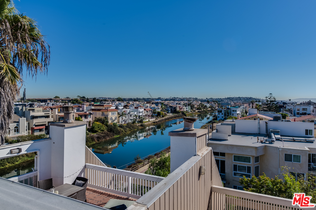 33 Reef Street, Unit 2 Marina del Rey, CA 90292 - Photo 3 of 56