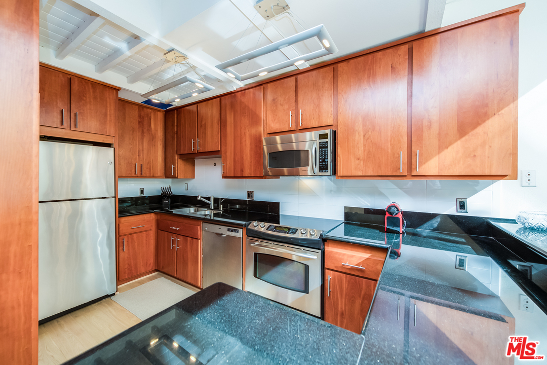 33 Reef Street, Unit 2 Marina del Rey, CA 90292 - Photo 30 of 56