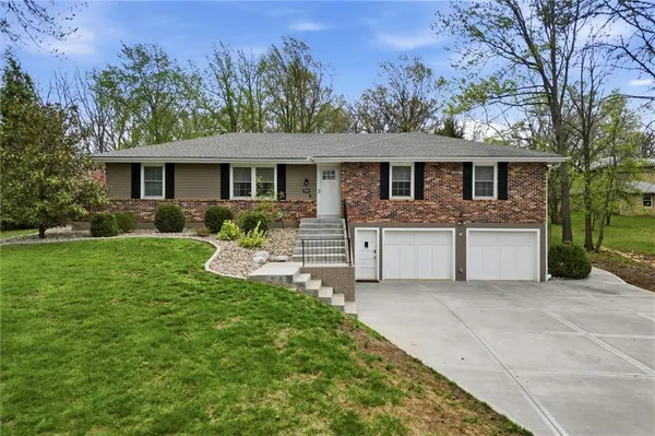 $648,000 | 7401 Northwest Eastside Drive, Weatherby Lake, MO 64152