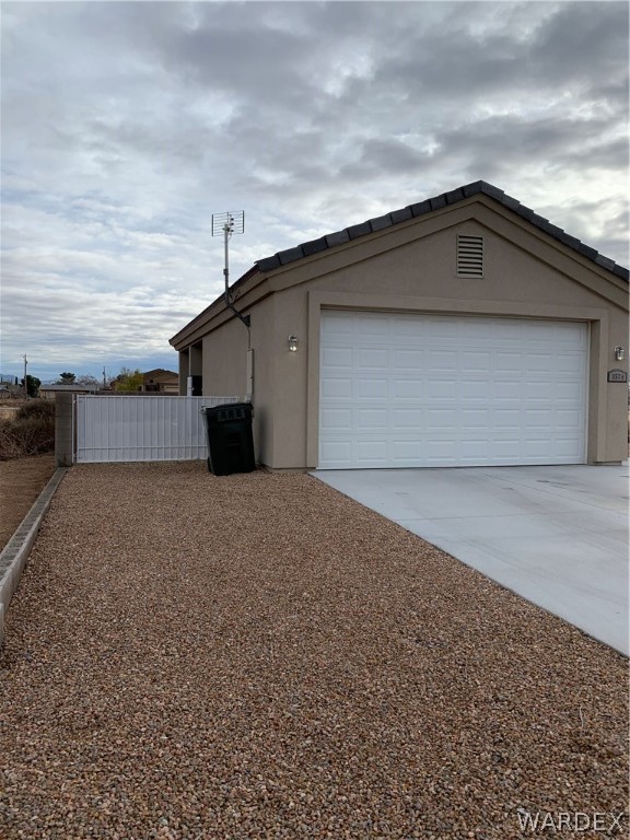 3574 North Kenneth Road Kingman, AZ 86409 - Photo 2 of 20 a backyard of a house