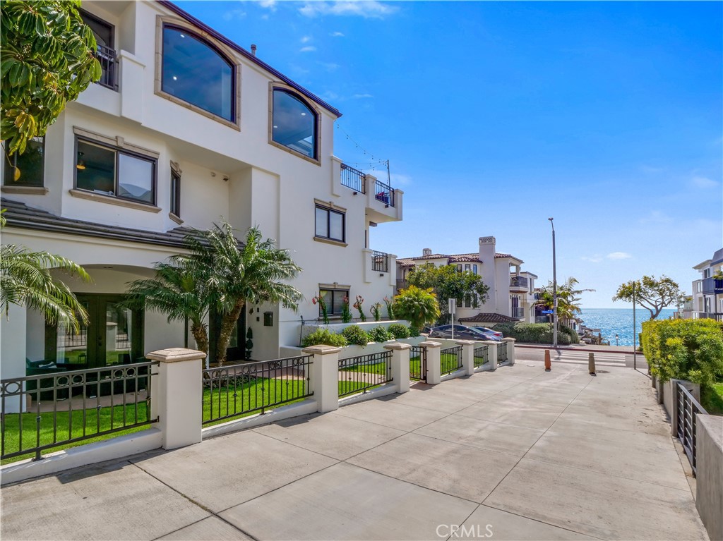 300 16th Street Manhattan Beach, CA 90266 - Photo 2 of 38