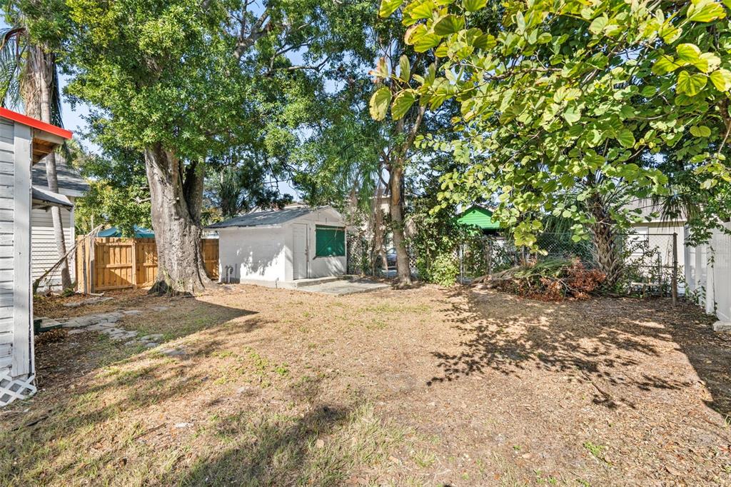 2119 West Chestnut Street Tampa, FL 33607 - Photo 23 of 33 a view of a yard with plants and trees