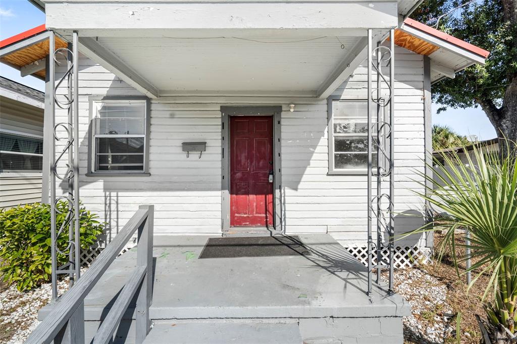 2119 West Chestnut Street Tampa, FL 33607 - Photo 4 of 33 a front view of a house with a yard