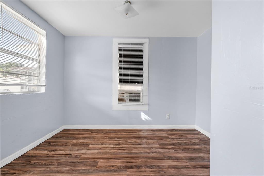 2119 West Chestnut Street Tampa, FL 33607 - Photo 9 of 33 a view of empty room with window