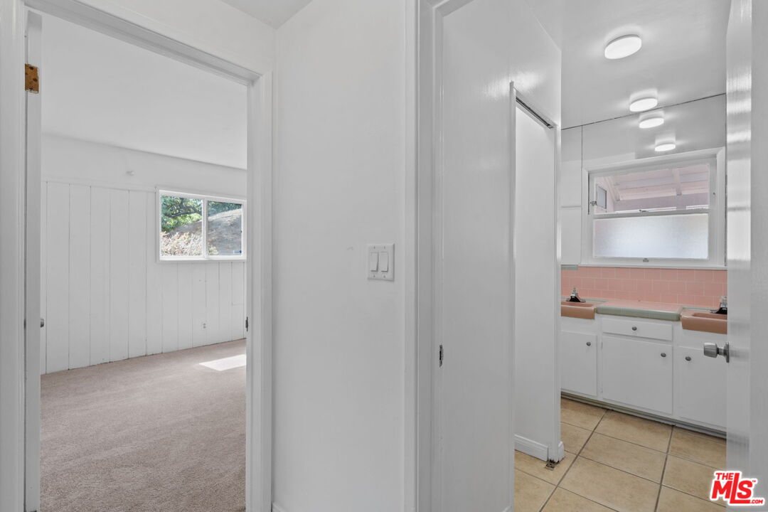 2485 Benedict Canyon Drive Beverly Hills, CA 90210 - Photo 21 of 33 a view of an empty room