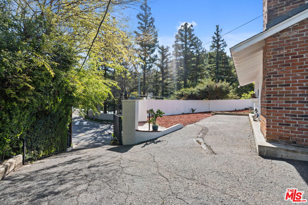 2485 Benedict Canyon Drive Beverly Hills, CA 90210 - Photo 30 of 33