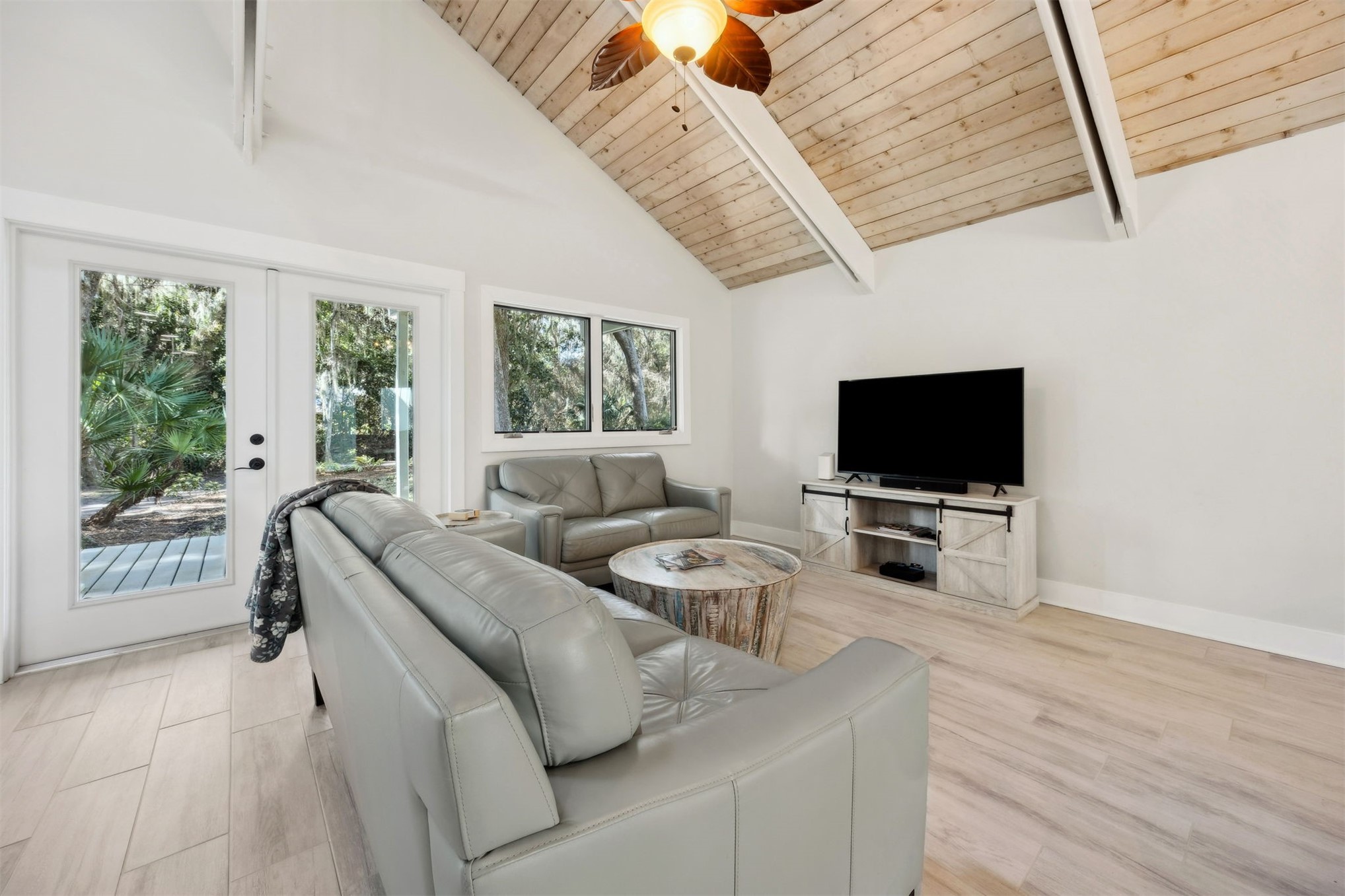 22 Beachwood Road Fernandina Beach, FL 32034 - Photo 15 of 100 a living room with furniture and a flat screen tv