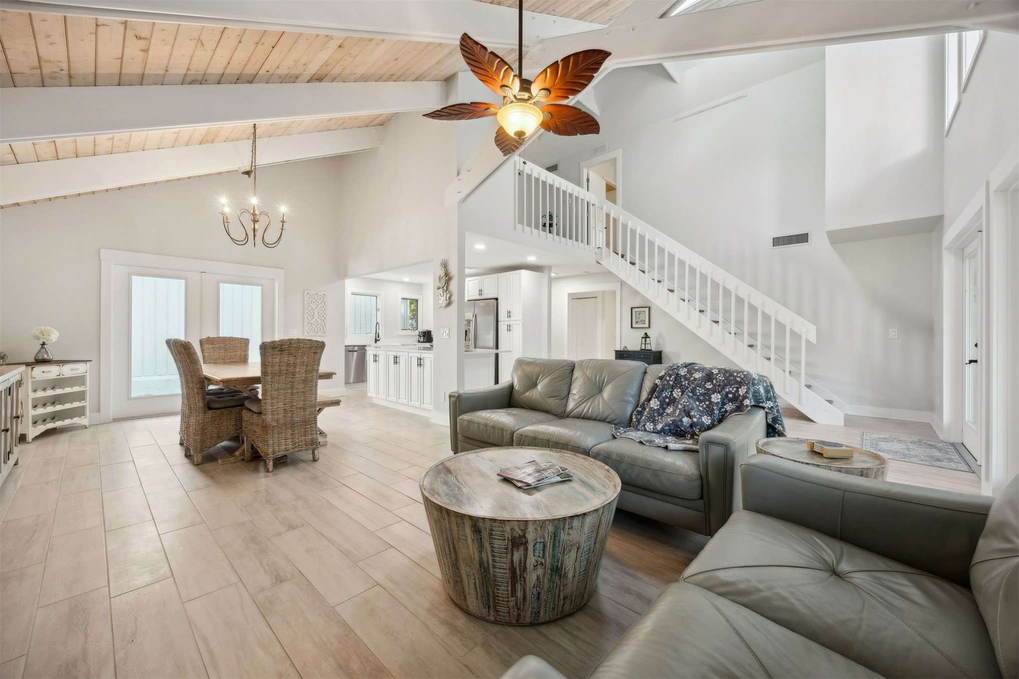22 Beachwood Road Fernandina Beach, FL 32034 - Photo 17 of 100 a living room with furniture and a chandelier