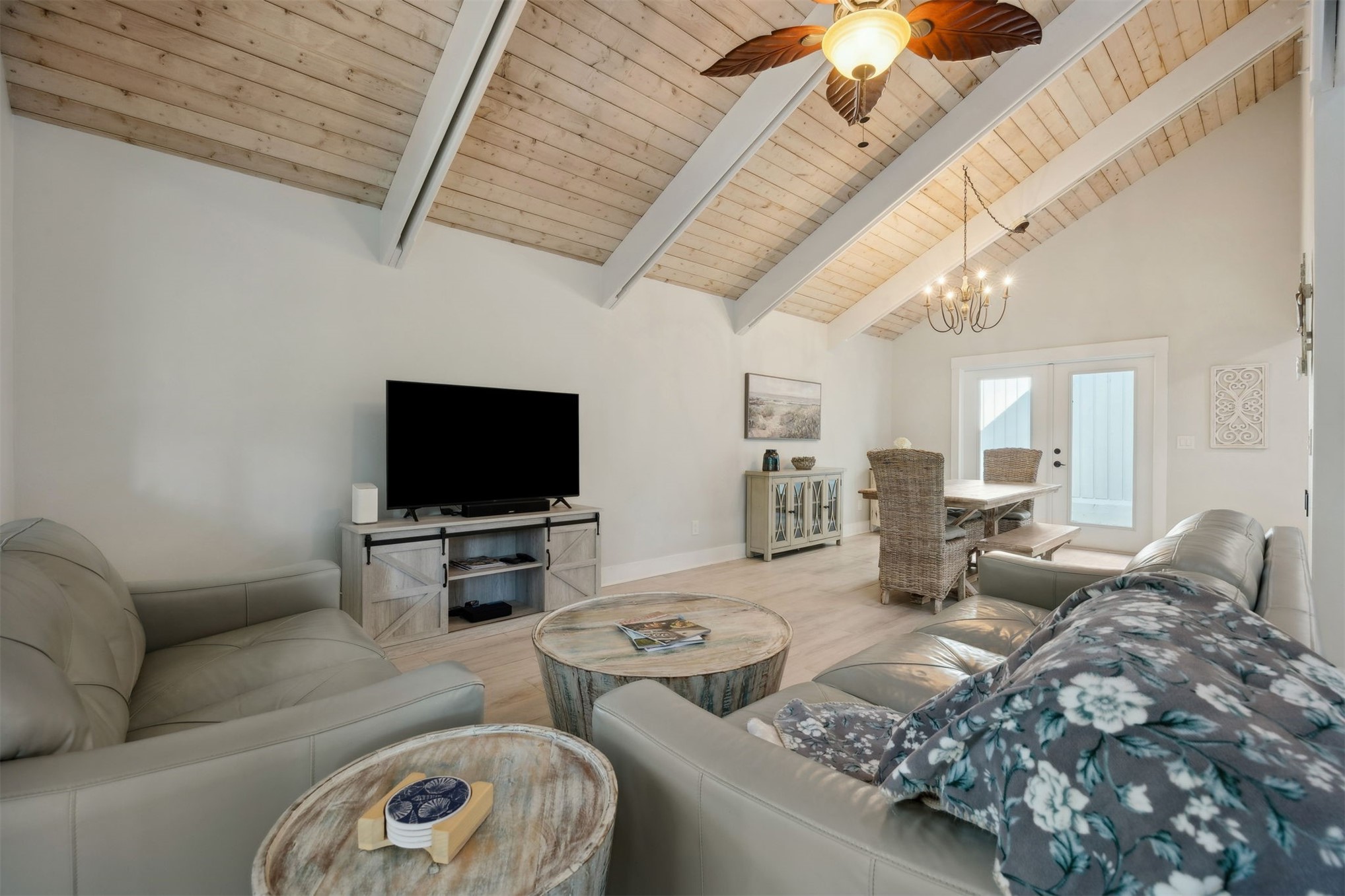 22 Beachwood Road Fernandina Beach, FL 32034 - Photo 19 of 100 a living room with furniture and a flat screen tv