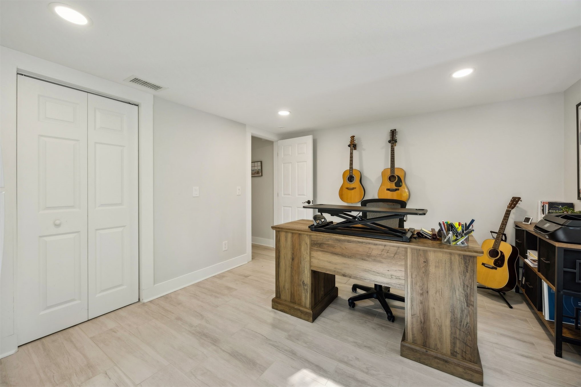 22 Beachwood Road Fernandina Beach, FL 32034 - Photo 33 of 100 a room with furniture and wooden floor