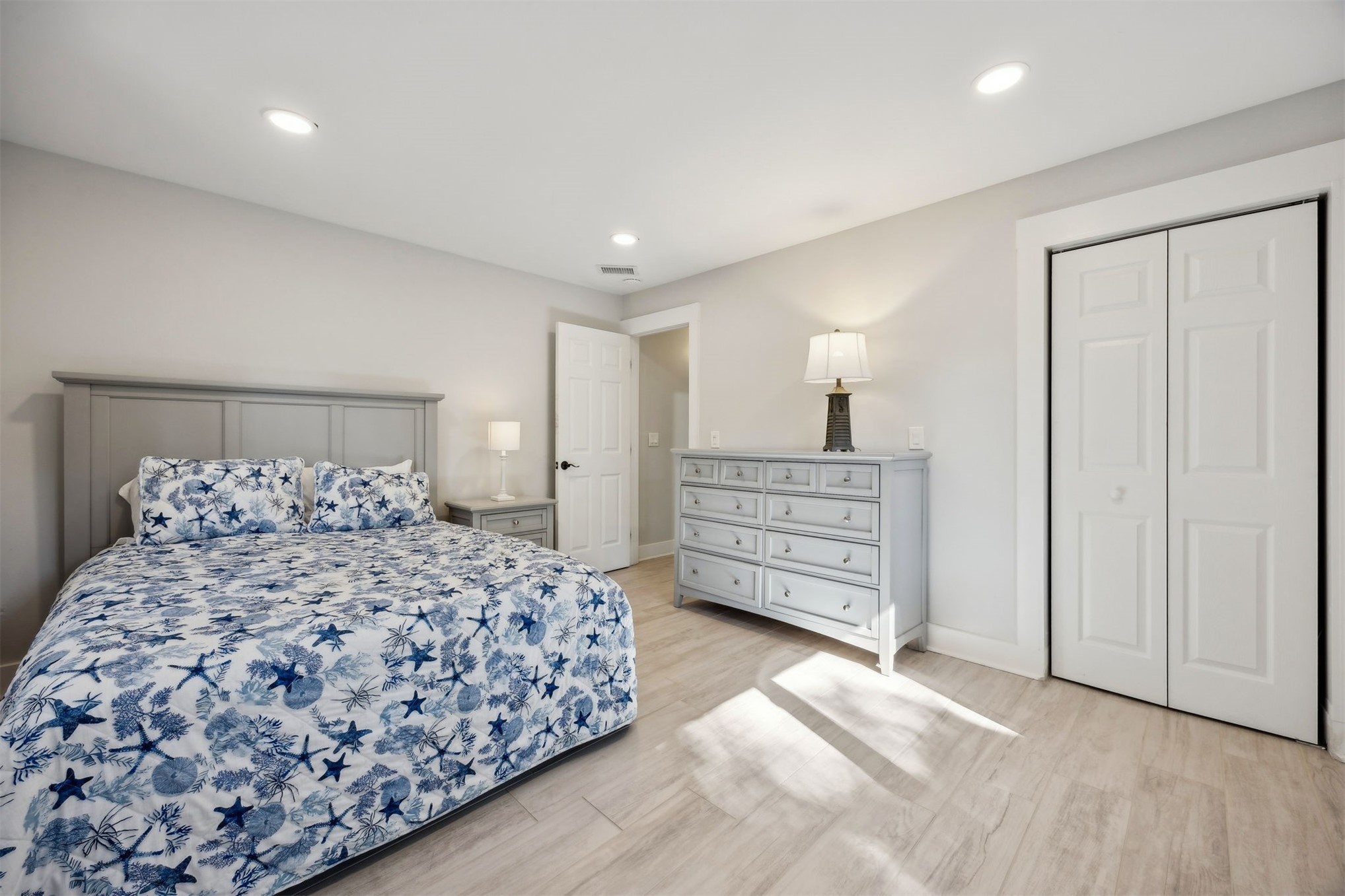 22 Beachwood Road Fernandina Beach, FL 32034 - Photo 38 of 100 a bedroom with a large bed and a chair