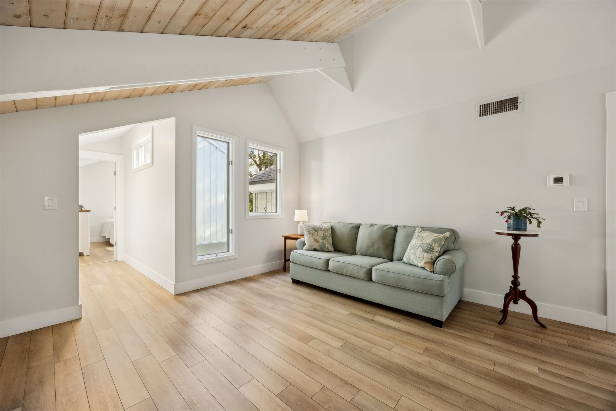 22 Beachwood Road Fernandina Beach, FL 32034 - Photo 44 of 100 a living room with furniture and a wooden floor