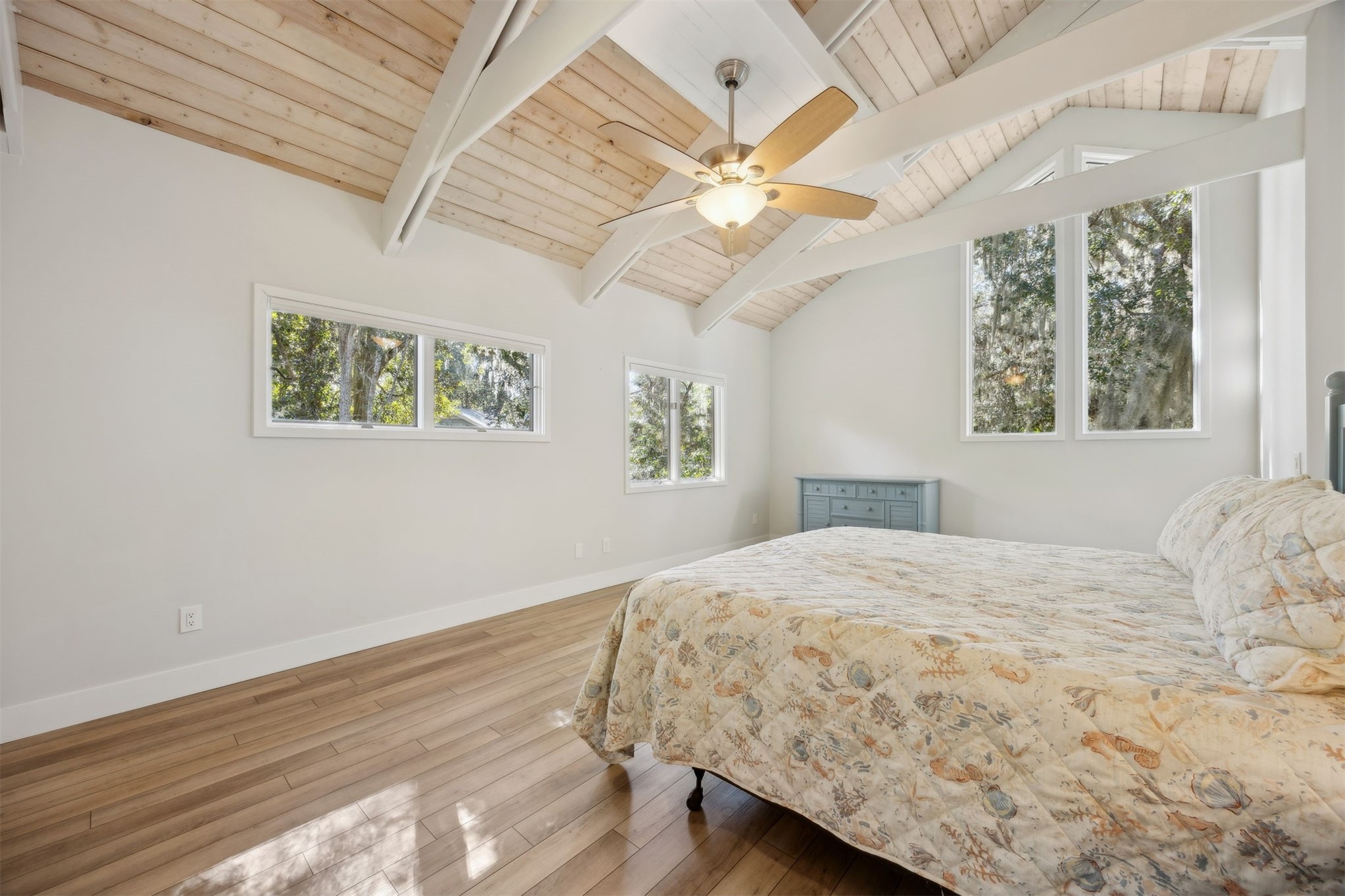 22 Beachwood Road Fernandina Beach, FL 32034 - Photo 45 of 100 a bedroom with a large bed and a window