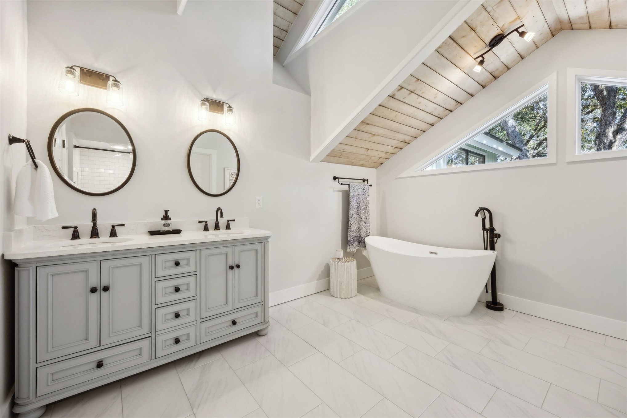 22 Beachwood Road Fernandina Beach, FL 32034 - Photo 49 of 100 a spacious bathroom with a double vanity sink and a large mirror