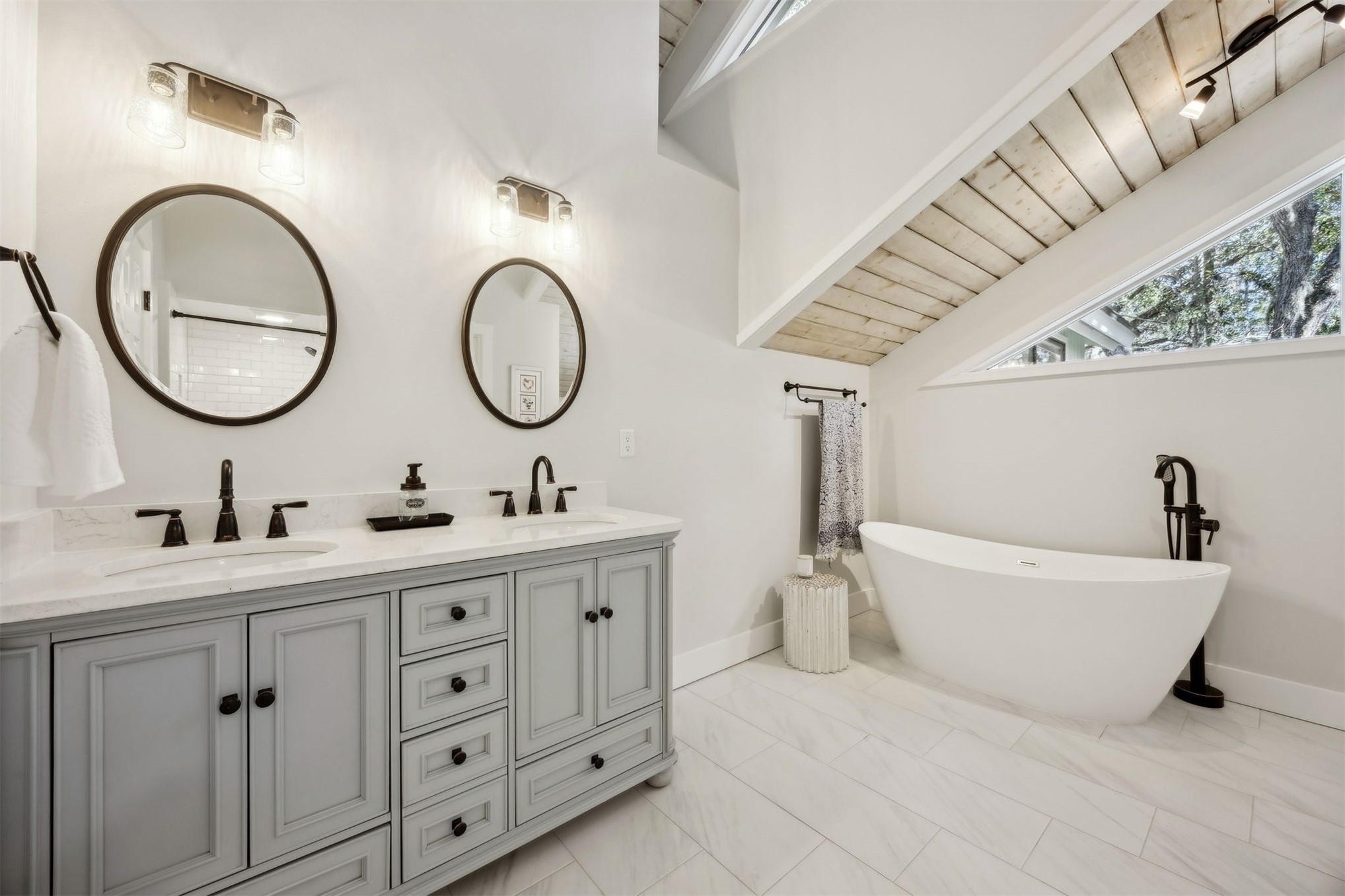 22 Beachwood Road Fernandina Beach, FL 32034 - Photo 50 of 100 a bathroom with a double vanity sink and a mirror