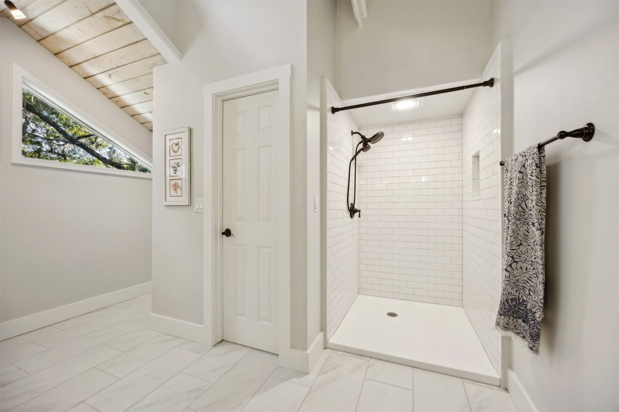 22 Beachwood Road Fernandina Beach, FL 32034 - Photo 52 of 100 a bathroom with a shower
