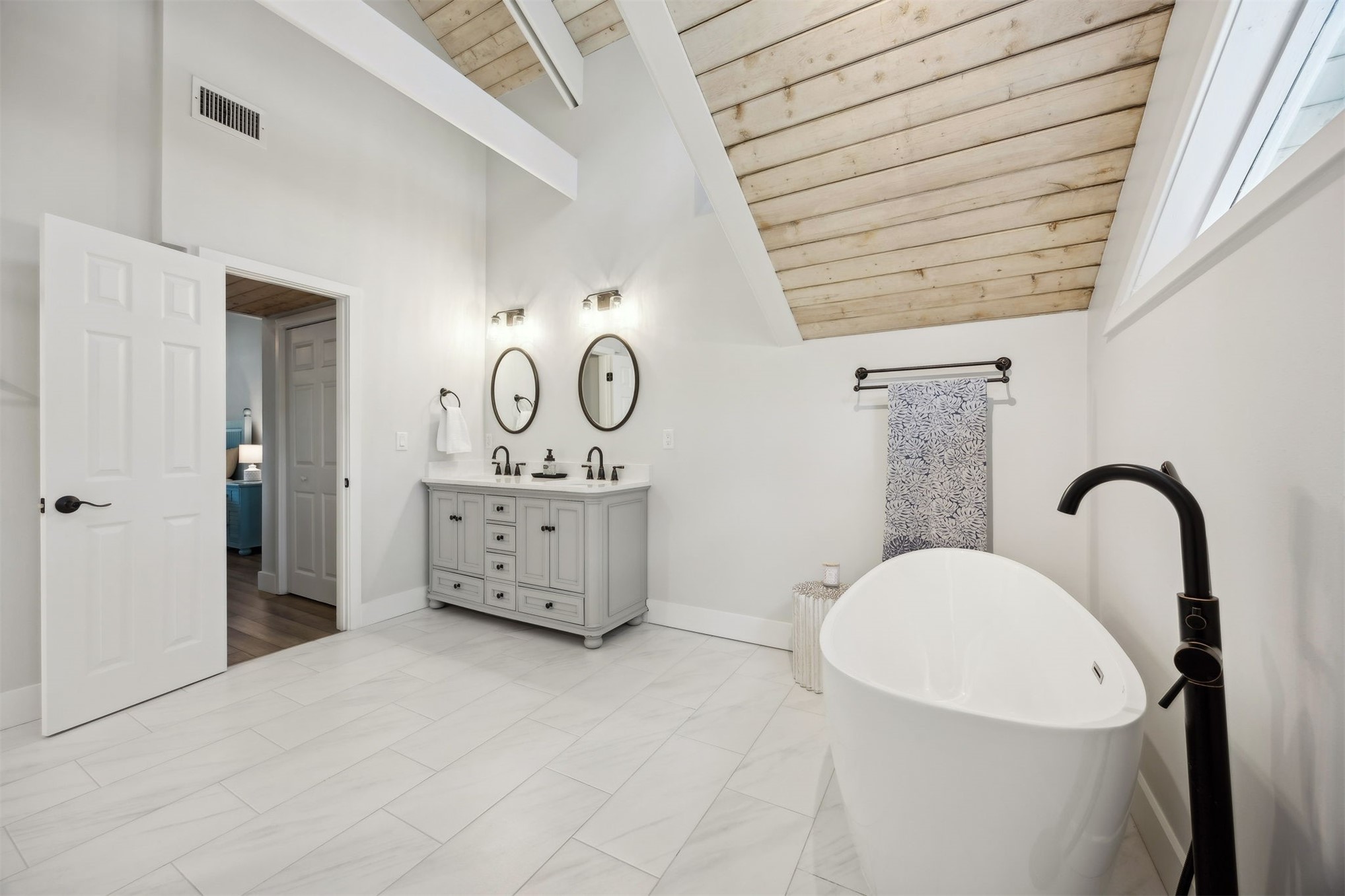 22 Beachwood Road Fernandina Beach, FL 32034 - Photo 53 of 100 a bathroom with a sink a toilet and a mirror