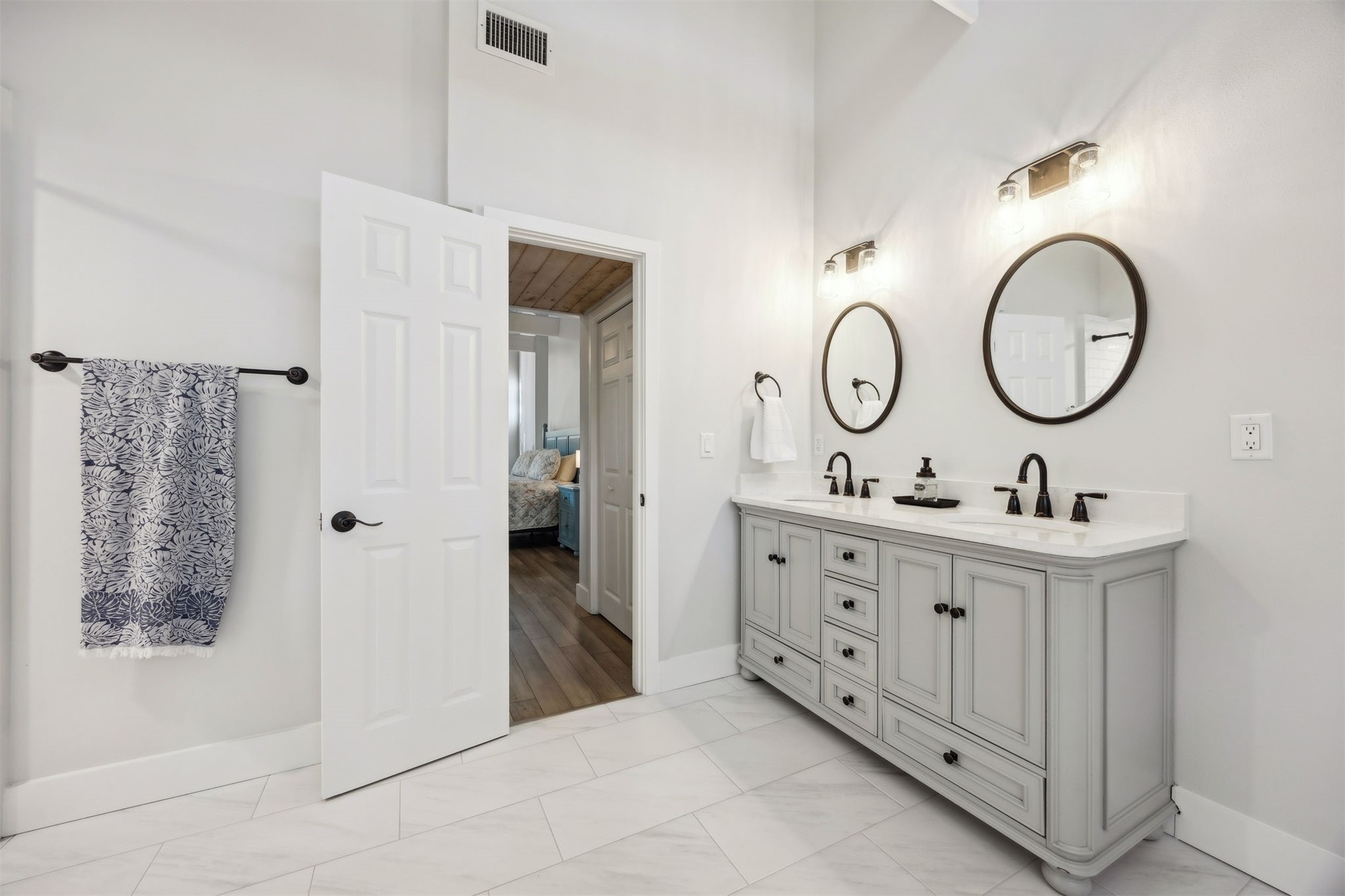 22 Beachwood Road Fernandina Beach, FL 32034 - Photo 54 of 100 a bathroom with double vanity sink and a mirror