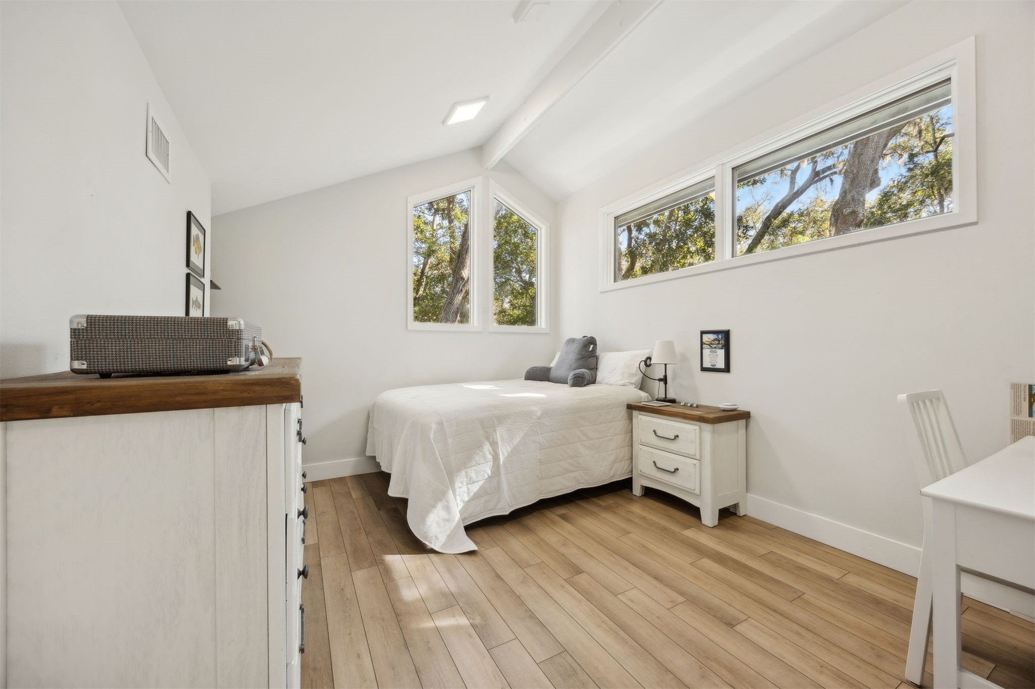 22 Beachwood Road Fernandina Beach, FL 32034 - Photo 56 of 100 a spacious bedroom with a bed and a table in it