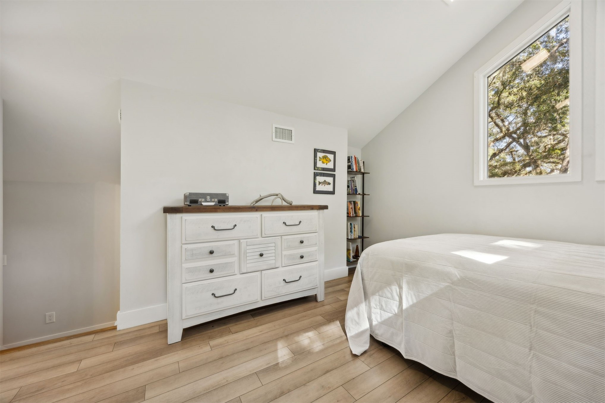 22 Beachwood Road Fernandina Beach, FL 32034 - Photo 58 of 100 a bedroom with a bed and a dresser