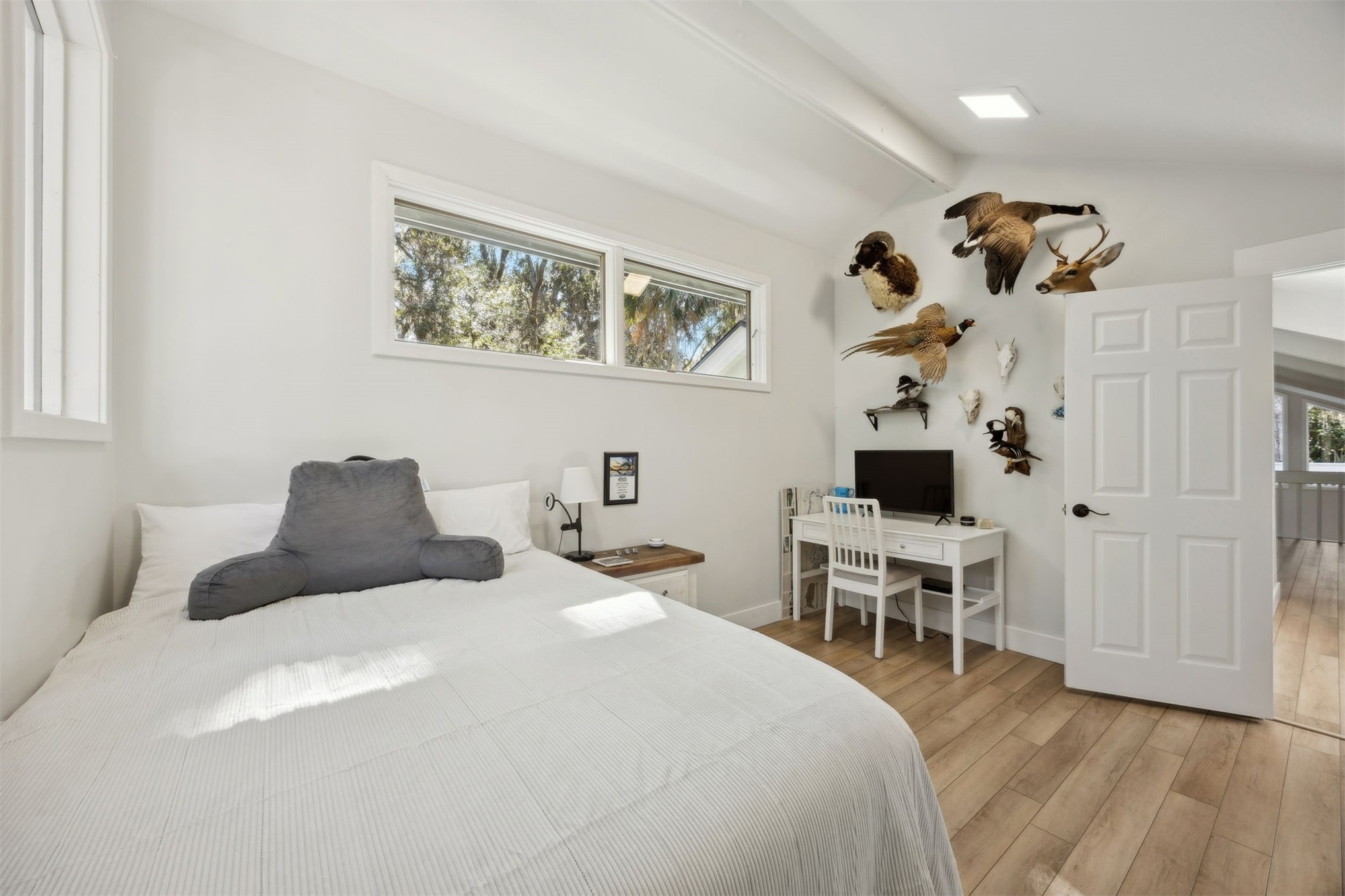 22 Beachwood Road Fernandina Beach, FL 32034 - Photo 59 of 100 a bedroom with a large bed and a chandelier