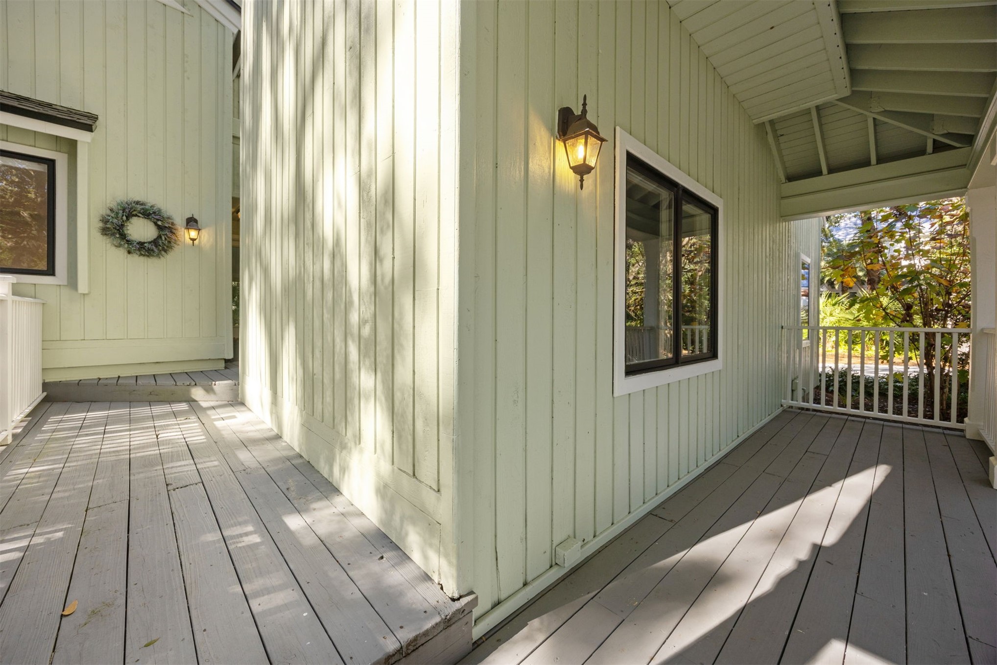 22 Beachwood Road Fernandina Beach, FL 32034 - Photo 7 of 100 a view of a balcony with wooden floor