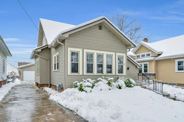 $274,900 | 909 Augusta Street, Racine, WI 53402