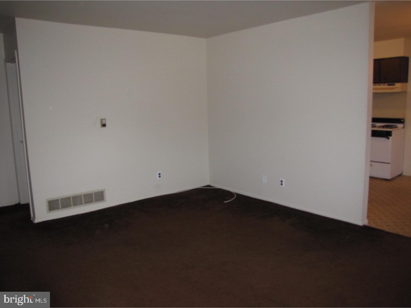 166 Eaves Mill Road Medford, NJ 08055 - Photo 7 of 25 Living Room