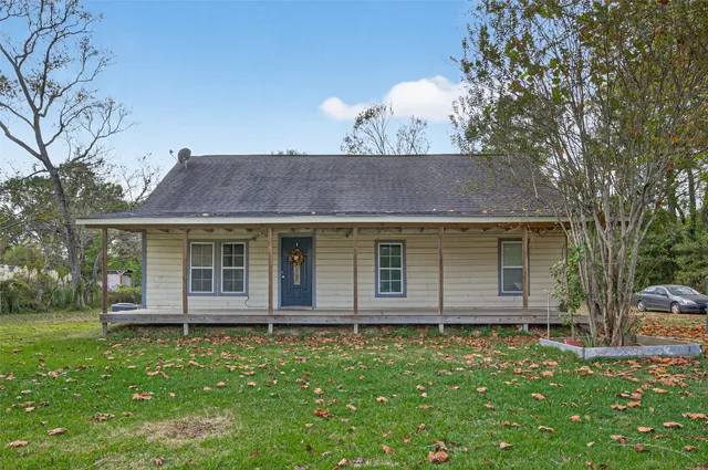 a view of a house with a backyard