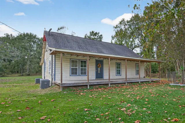 a view of a house with a backyard