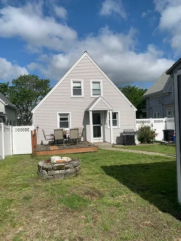 a view of a yard in front of house