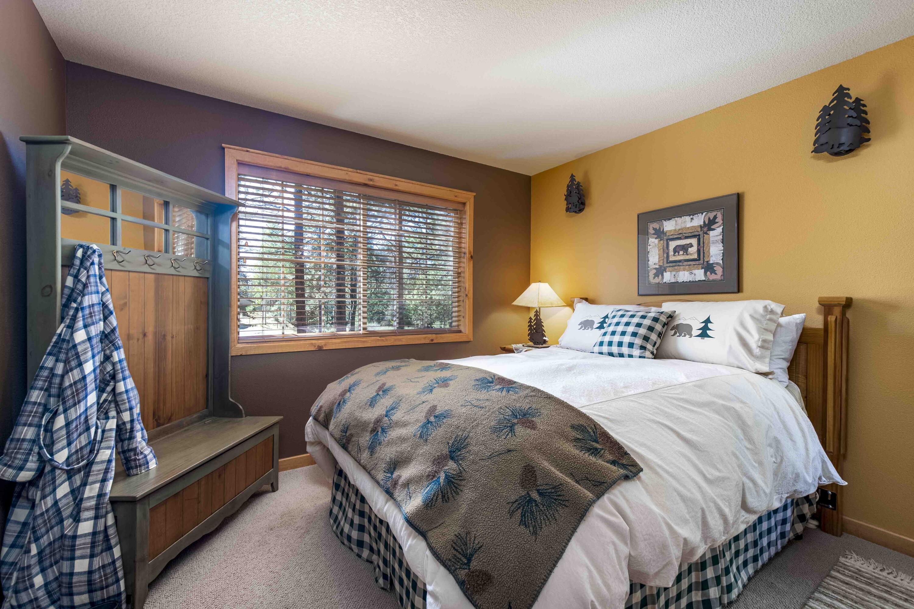 17912 Rhododendron Lane Sunriver, OR 97707 - Photo 23 of 35 Just off the Family Room area.