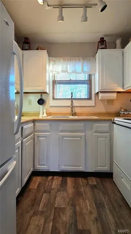 $229,900 | 152 South Lake Drive, Leslie, MO 63056