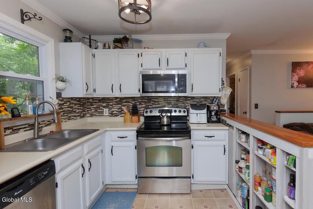 2407 Lenox Road Schenectady, NY 12308 - Photo 7 of 33 Kitchen