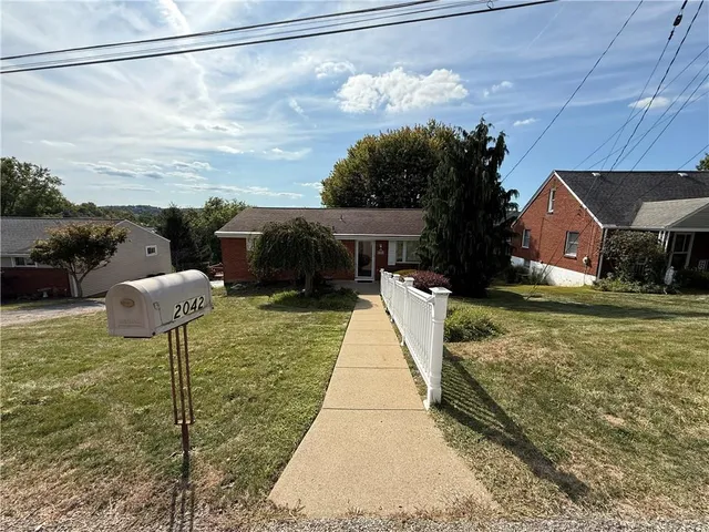 a view of a house with backyard
