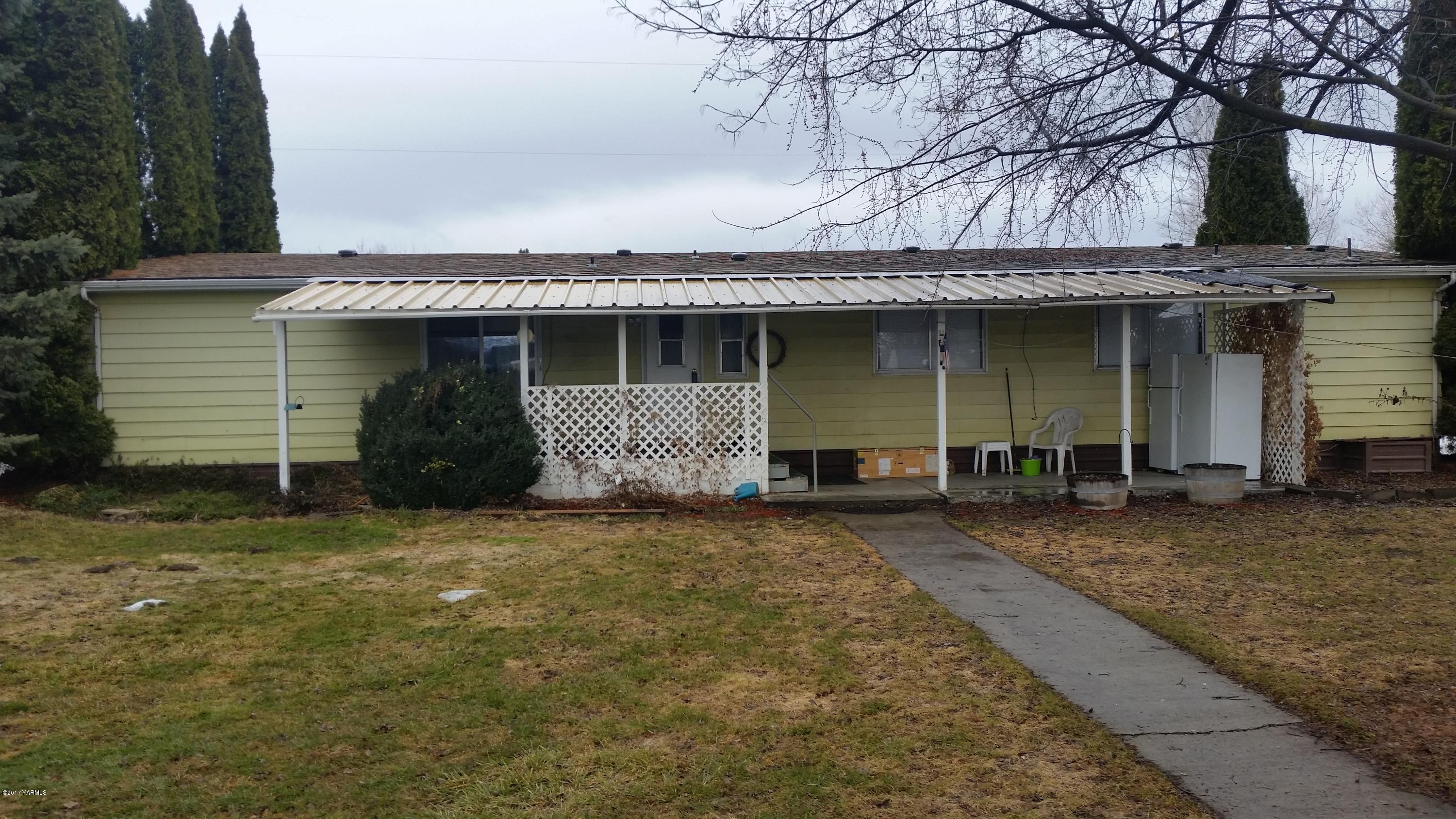 3103 Wiley Road Yakima, WA 98903 - Photo 3 of 42 a view of a house with a yard