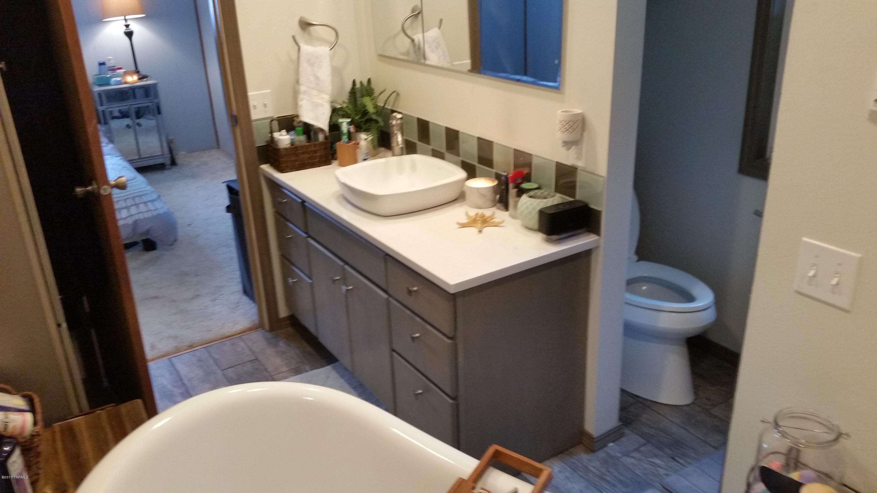 3103 Wiley Road Yakima, WA 98903 - Photo 22 of 42 a bathroom with a sink toilet and a mirror
