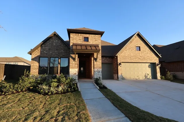 a front view of house with yard