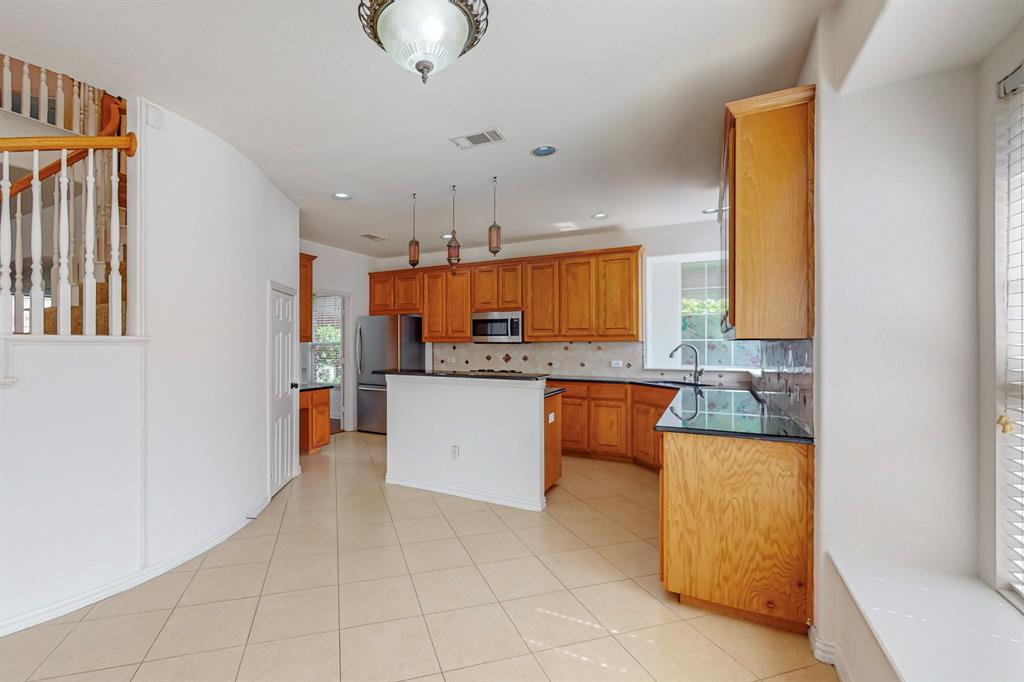 8609 Rugby Road Irving, TX 75063 - Photo 11 of 37