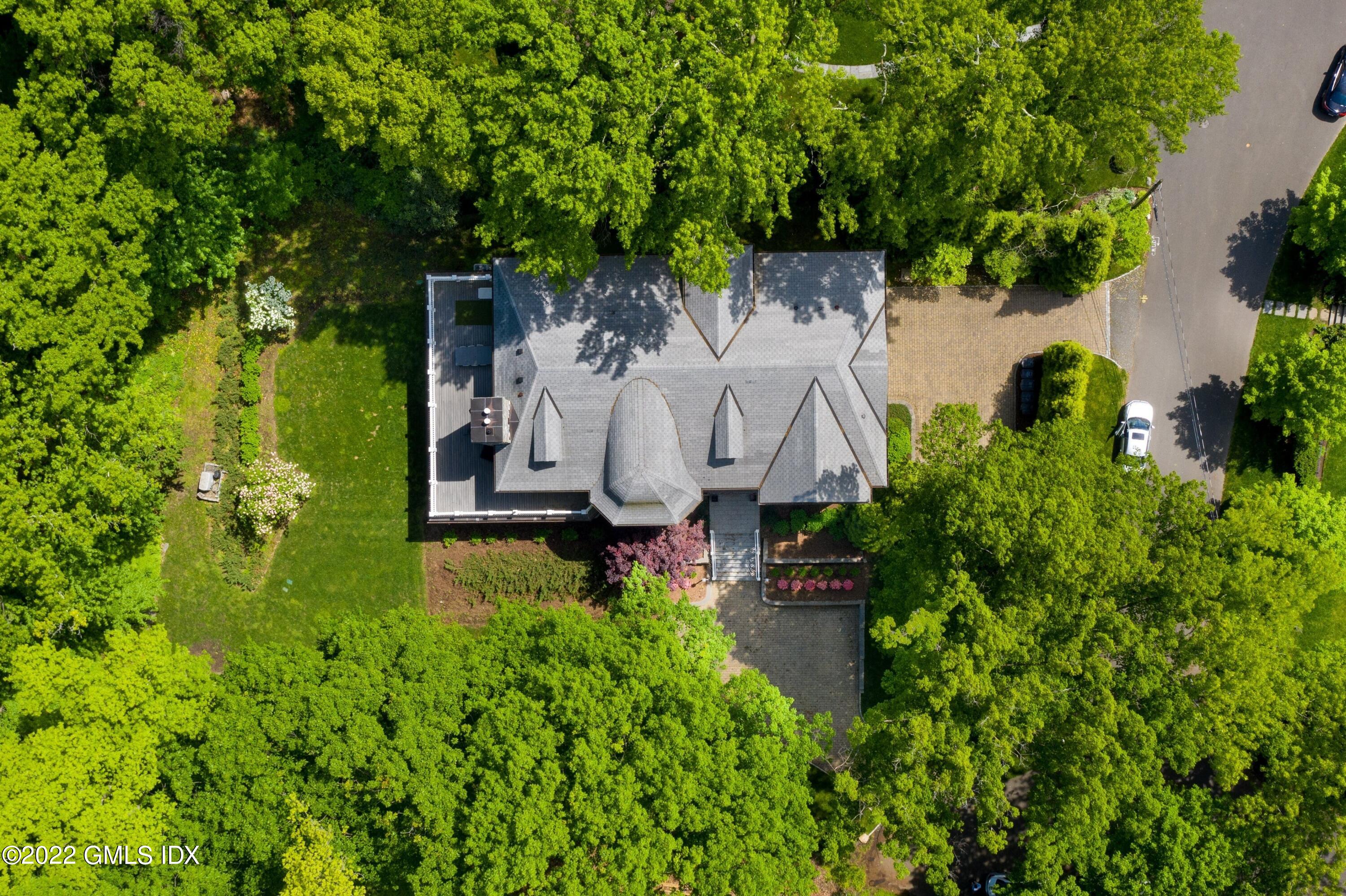 22 Oak Drive Riverside, CT 06878 - Photo 36 of 40 an aerial view of a backyard with garden