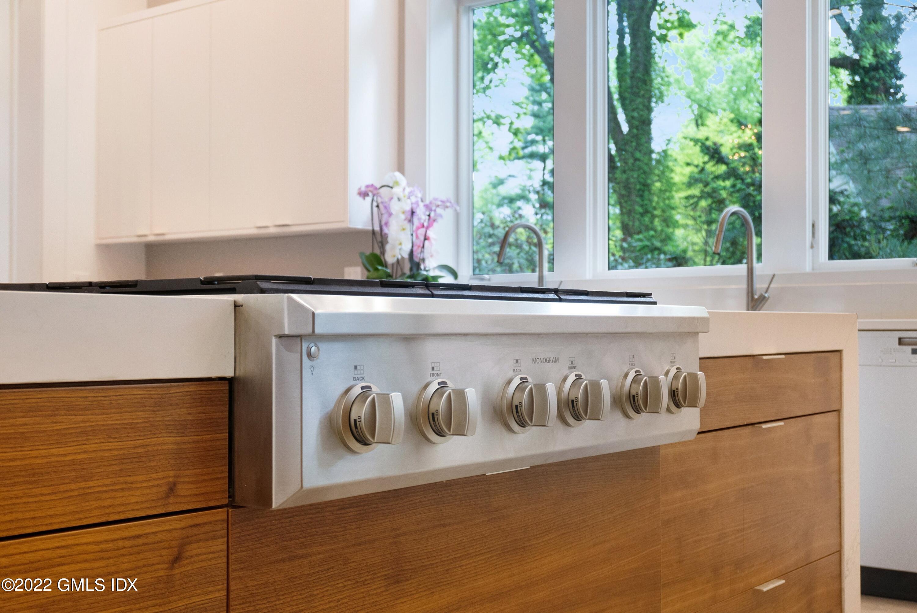 22 Oak Drive Riverside, CT 06878 - Photo 8 of 40