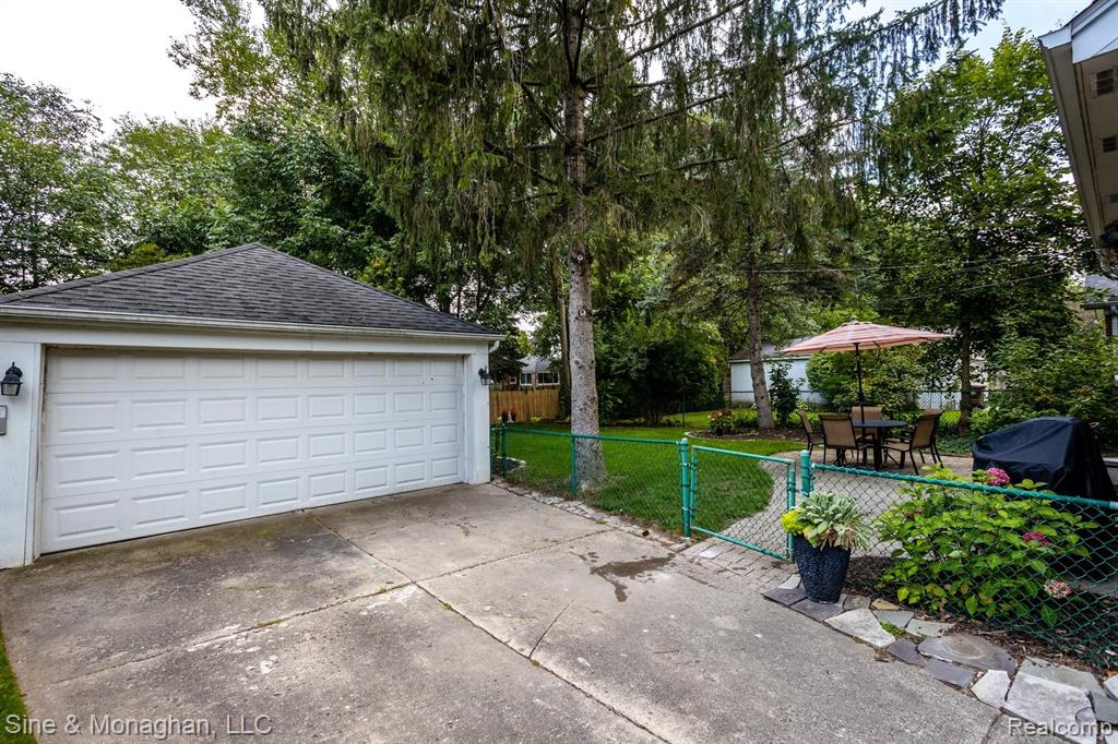 1015 Hawthorne Road Grosse Pointe Woods, MI 48236 - Photo 33 of 40