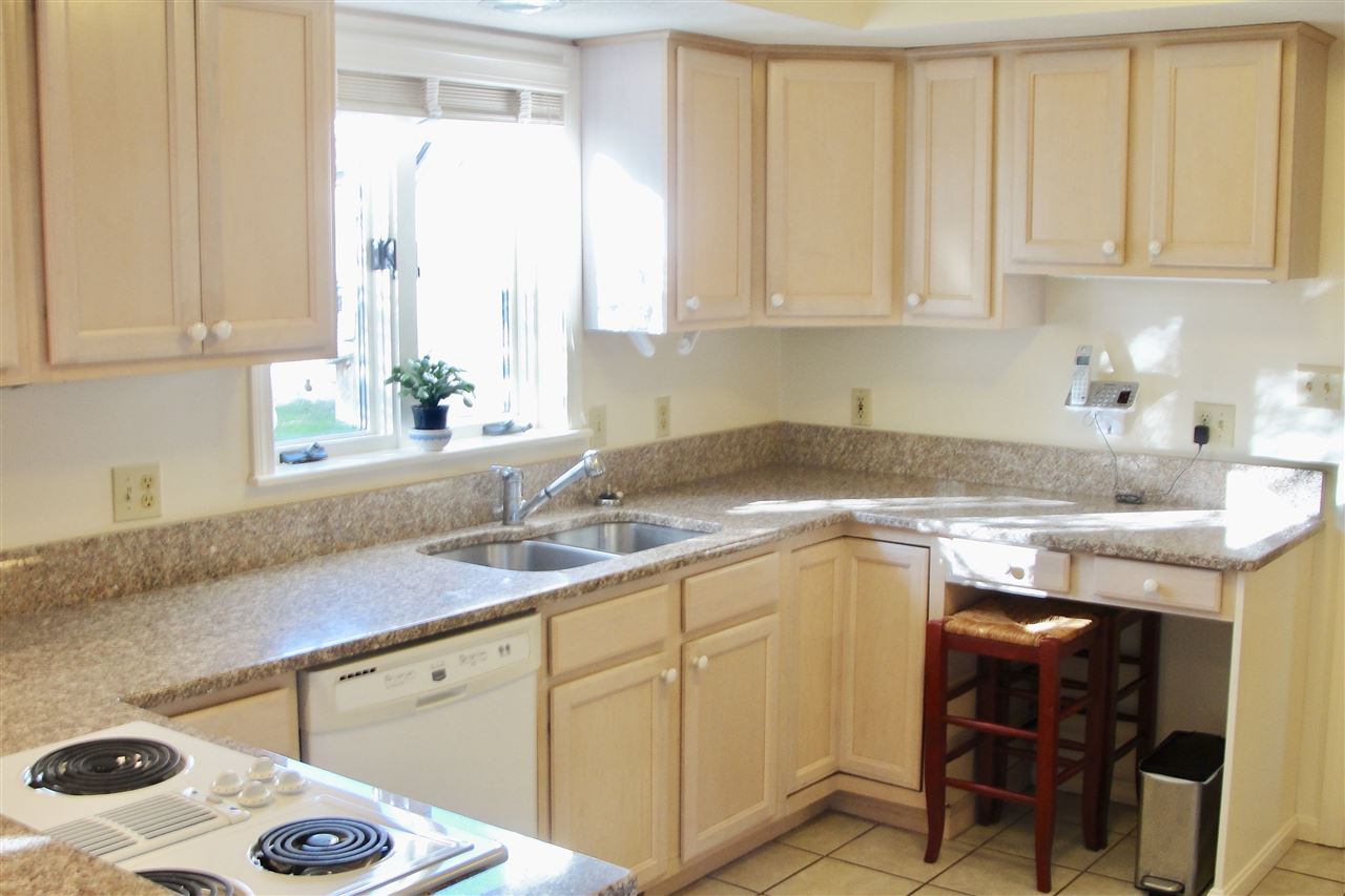 22 Stratham Green Stratham, NH 03885 - Photo 4 of 12