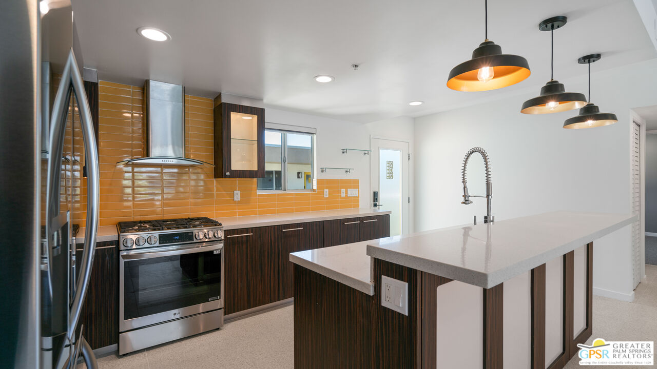 588 East San Lorenzo Road, Unit 202 Palm Springs, CA 92264 - Photo 4 of 70