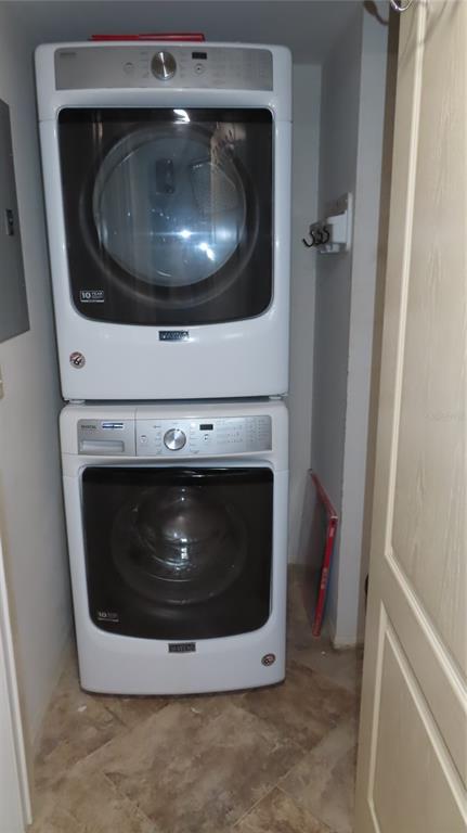 2291 Americus Boulevard West, Unit 7 Clearwater, FL 33763 - Photo 48 of 57 a stove top oven and a washer dryer