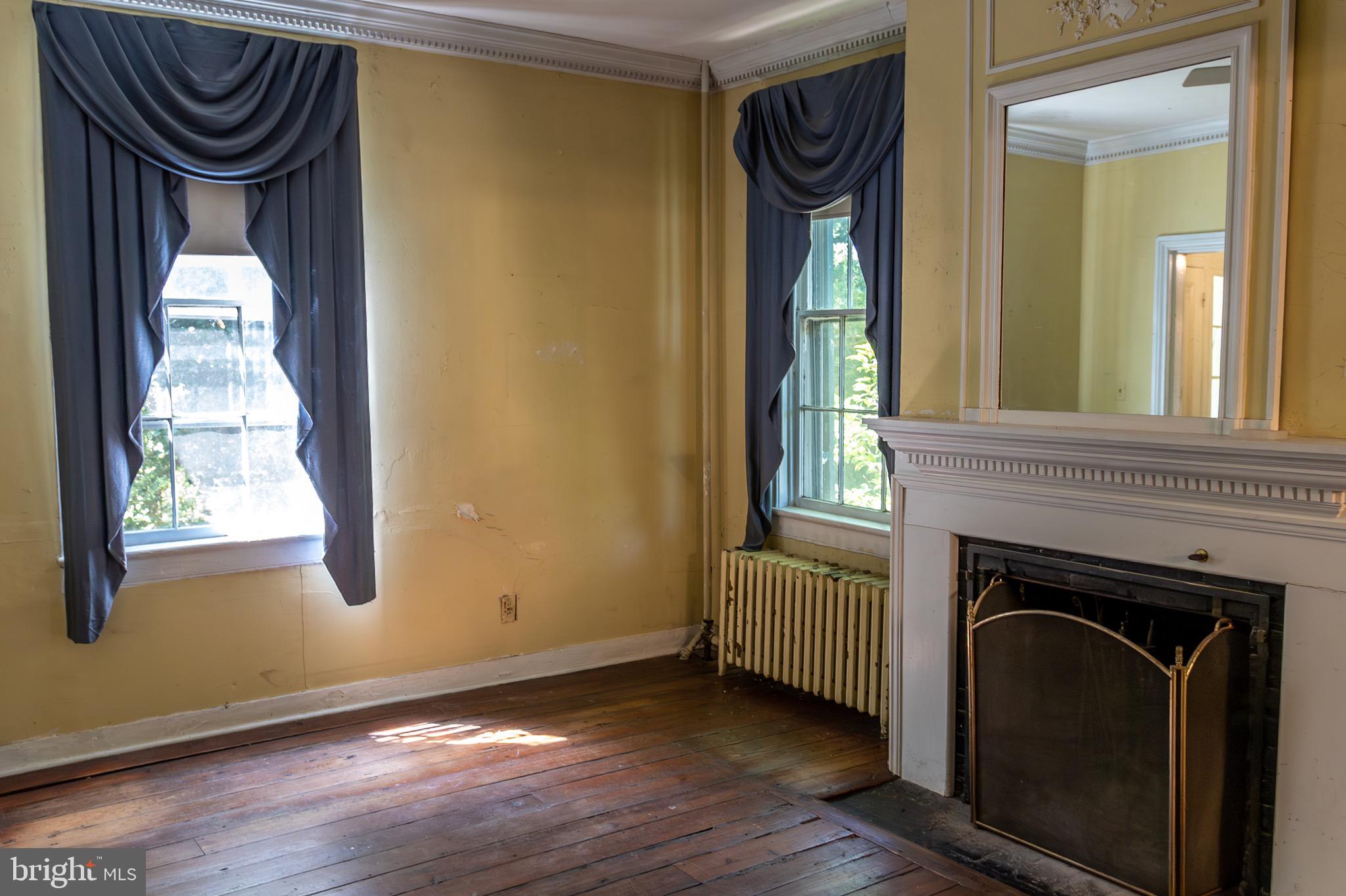 100 Longview Drive Alexandria, VA 22314 - Photo 19 of 53 Living Room