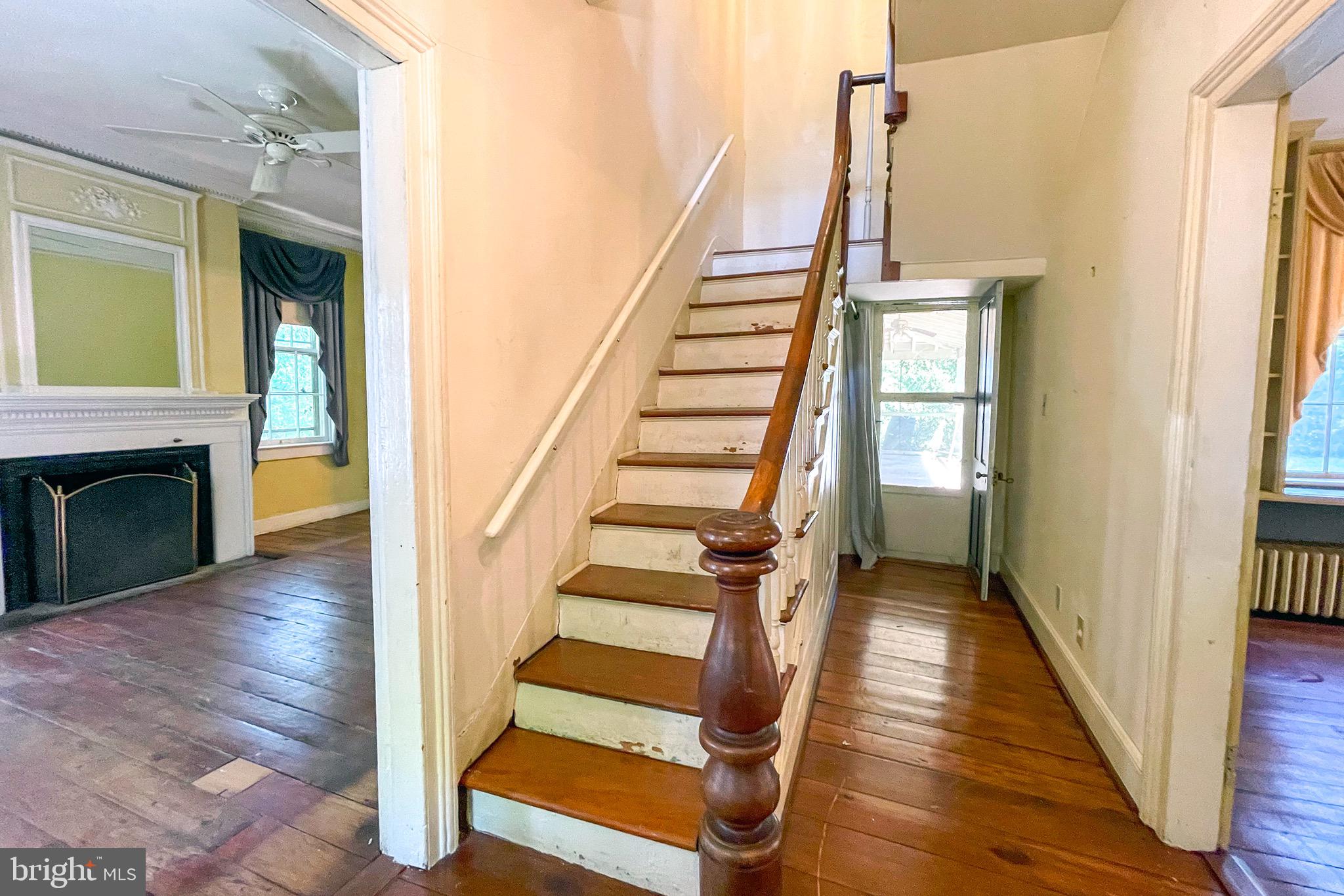 100 Longview Drive Alexandria, VA 22314 - Photo 24 of 53 Stairs