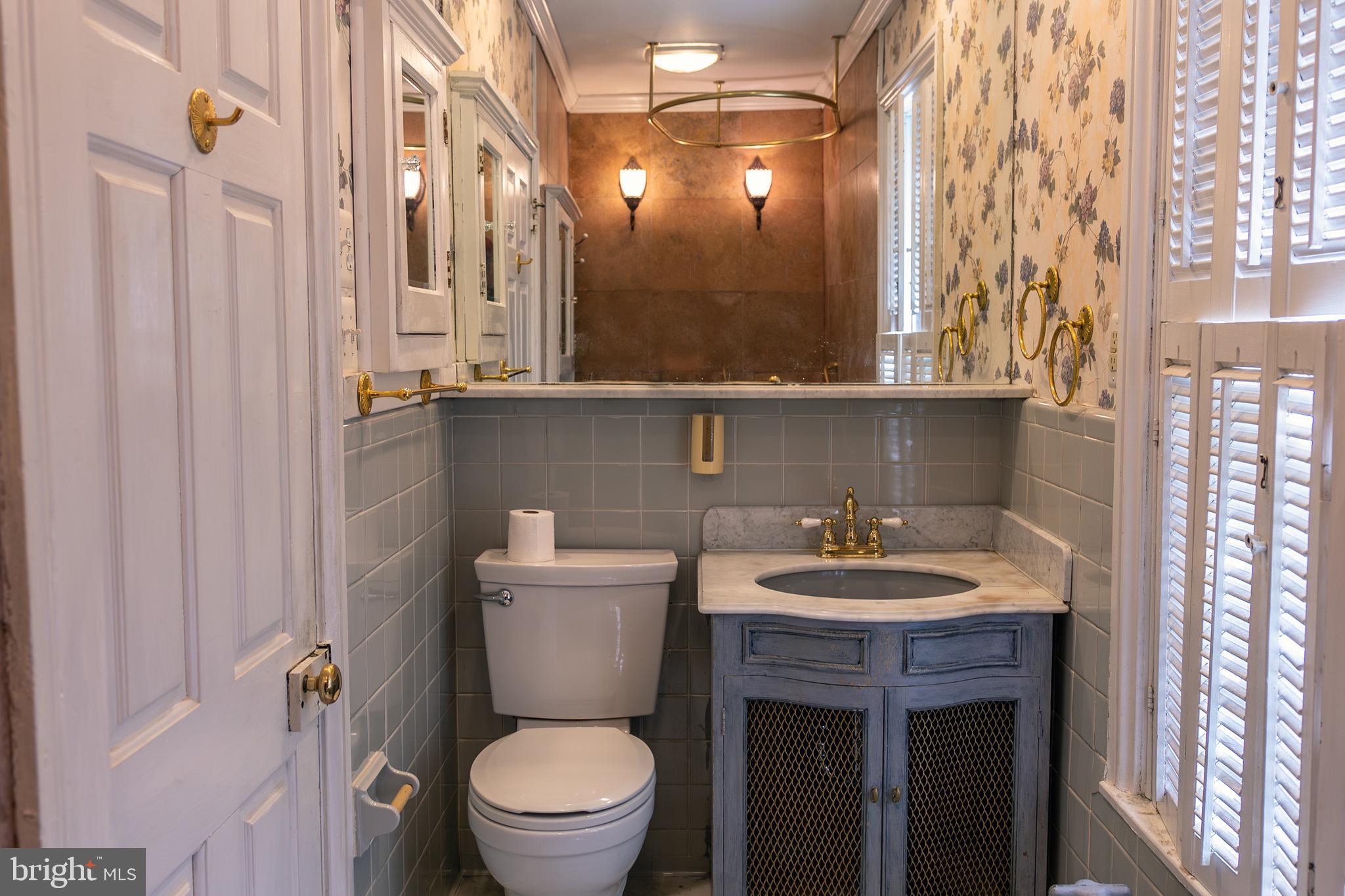 100 Longview Drive Alexandria, VA 22314 - Photo 28 of 53 Upper bath