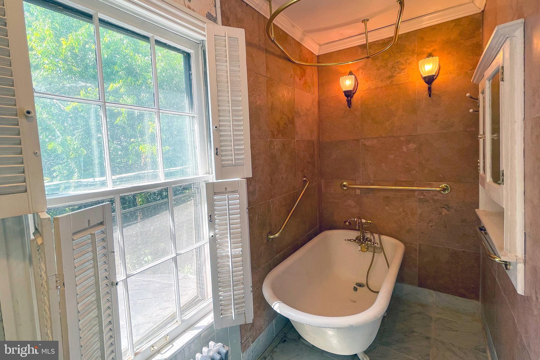 100 Longview Drive Alexandria, VA 22314 - Photo 29 of 53 Upper Bath