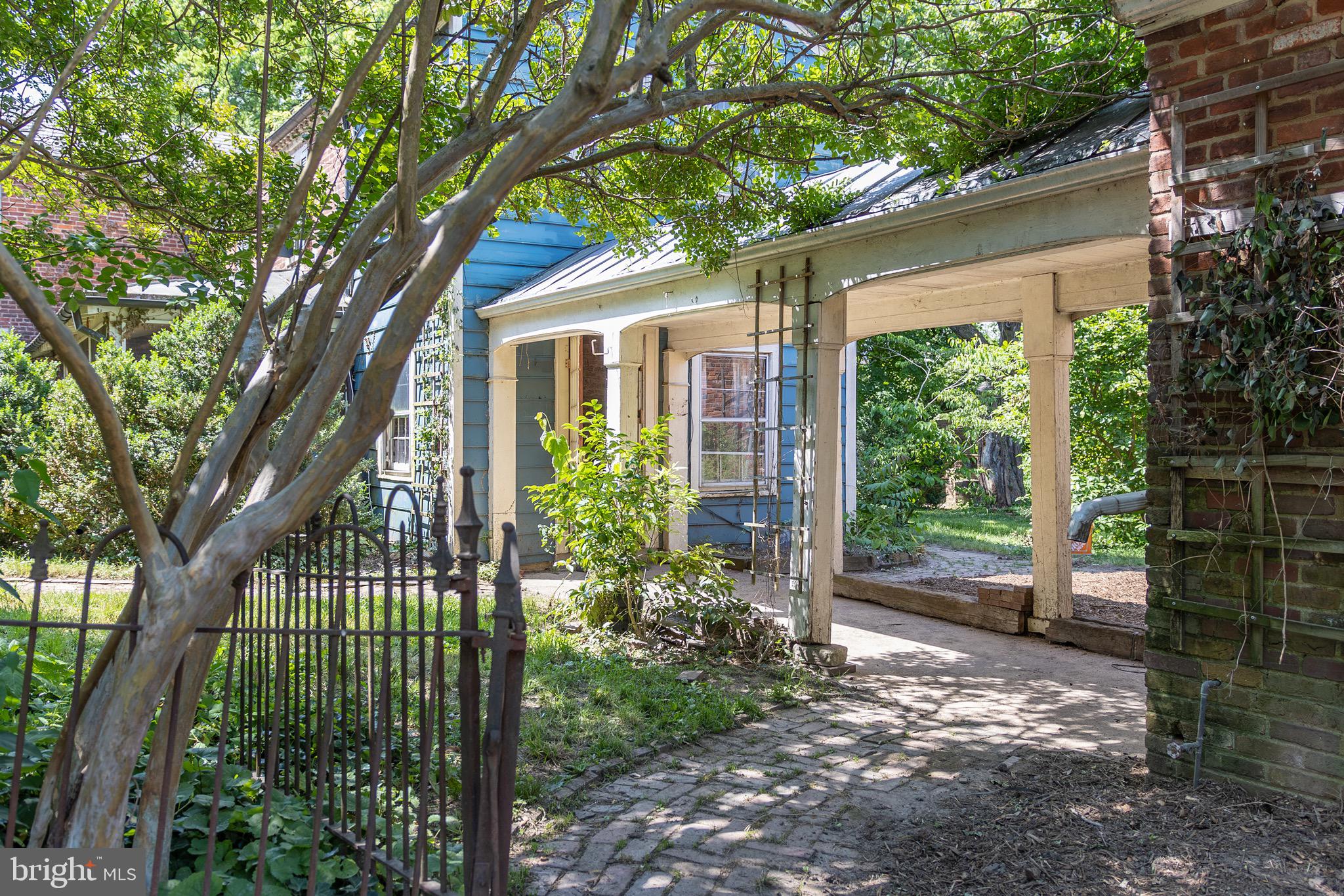 100 Longview Drive Alexandria, VA 22314 - Photo 9 of 53 Exterior Breeze way
